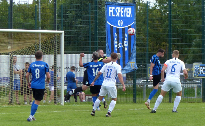  Fußball Landesliga: Debakel statt Fußballfest - FC Speyer  09 startet mit 0:4 Heimniederlage gegen Büchelberg und zwei roten Karten in  neue Runde